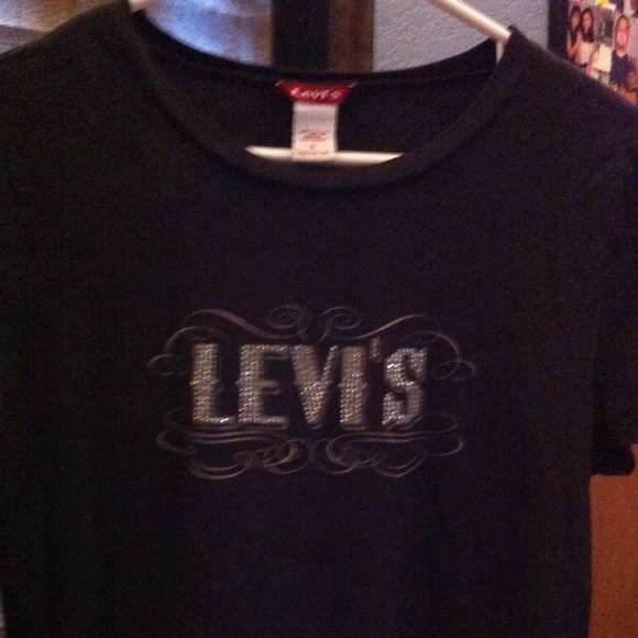 Black Levi's tee shirt