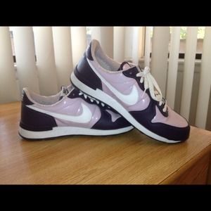 Nike's Women Shoes. Model #: 316374-511