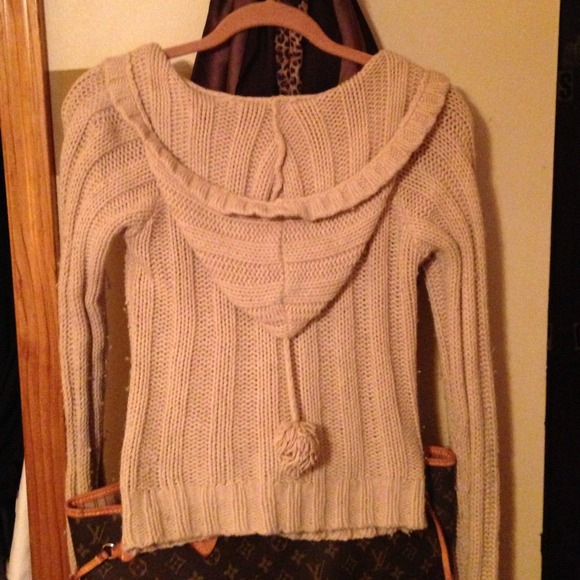 Adorable Hollister sweater - Picture 2 of 4