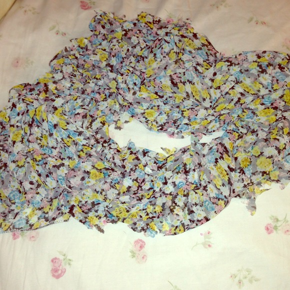 Super pretty flower scarf!