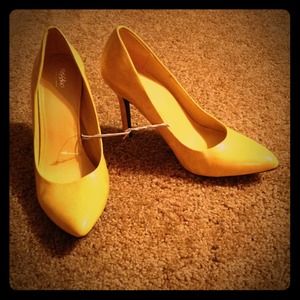 NWOT Yellow Pointed Toe Pumps
