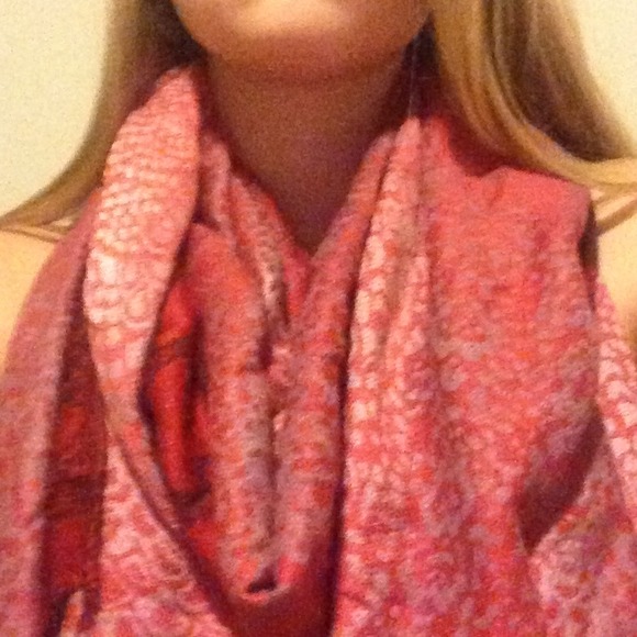 ⛔⛔⛔ SOLD ⛔⛔⛔ Ombré Red Scarf