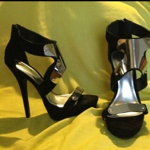 👠👠Anne Michelle Black & Silver Heels