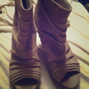 GORGEOUS Fioni size 9 1/2 Heels! - Worn once!