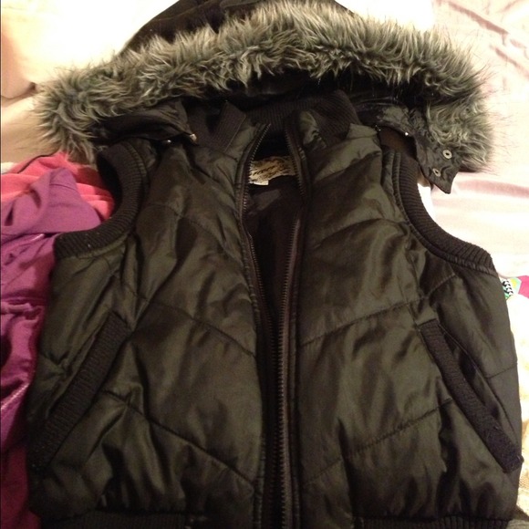 Cute sleeveless coat with hood