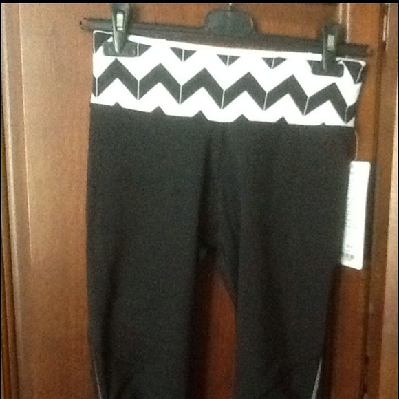🚫SOLD🚫Lululemon Run For Your Life Black Crop - Picture 2 of 4