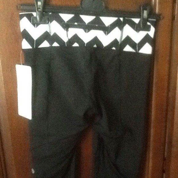 🚫SOLD🚫Lululemon Run For Your Life Black Crop - Picture 3 of 4
