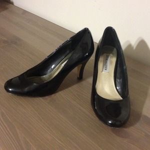 Black round toe patent pumps