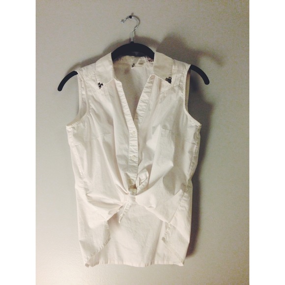 ❌SOLD❌Studded white tie top 💀