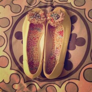 Yellow pep toe flats with embellishment on toe