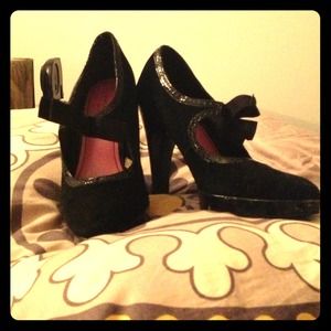 Black heels with bow on front strap