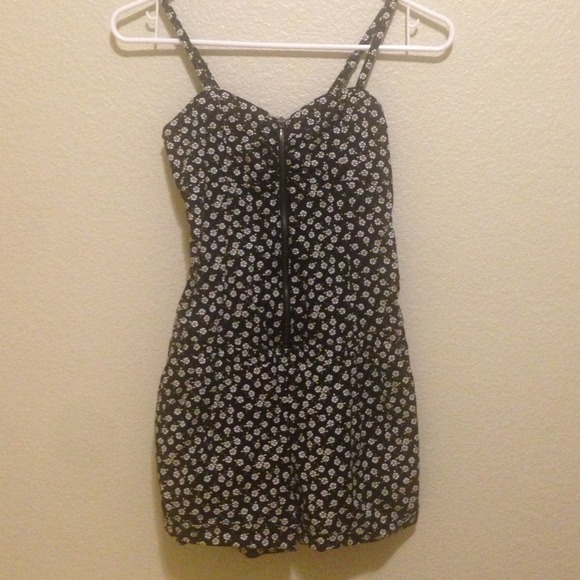 H&M Other - Zip up floral romper