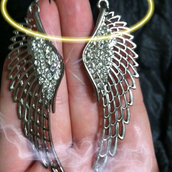 🚫GIFTED🚫✨Angel Wing Earrings✨ - Picture 3 of 3