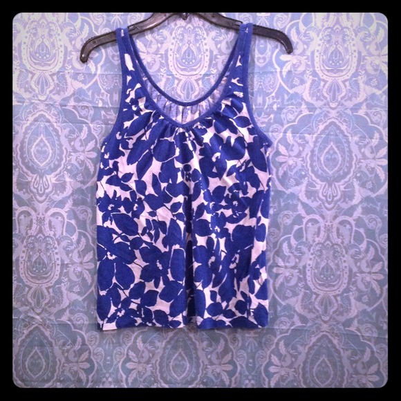 ✅ Price cut! ✅ Floral Blue & White Tank