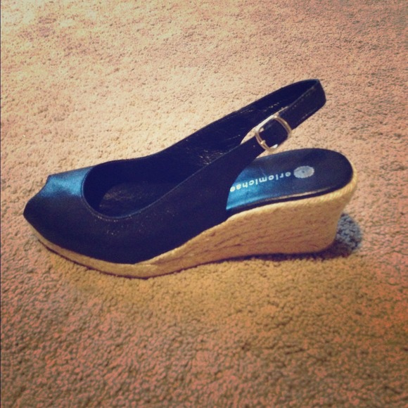 Black wedges