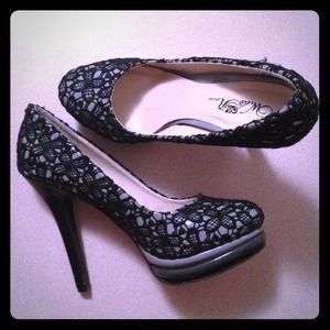 Vintage style lace pumps
