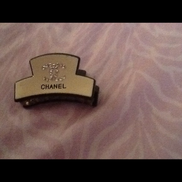 Hold !!Chanel hair claw clip Os from J lynn's closet on Poshmark