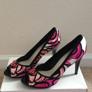 7 1/2M Ninewest peep toe pump/ two scarfs bundle