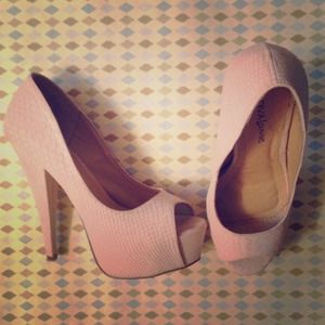 Diva lounge size 8 pumps, light pink