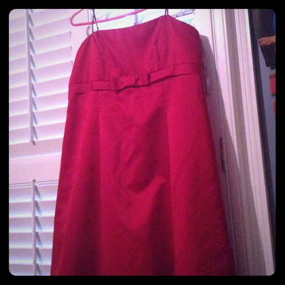 A formal dress - Picture 1 of 2