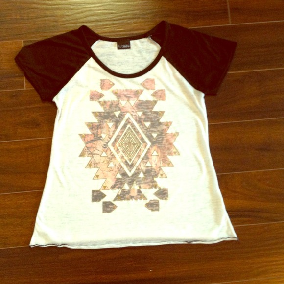 Day Trip tribal tee bought from Buckle. - Picture 1 of 3
