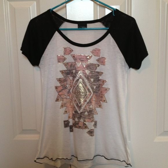 Day Trip tribal tee bought from Buckle. - Picture 3 of 3