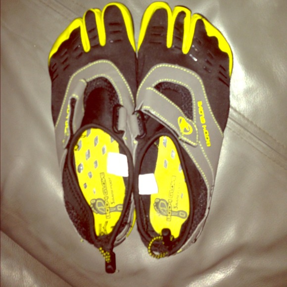 Body Glove barefoot 3 water/surf shoes with toes