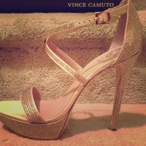 Stunning Vince Camuto champagne heels !
