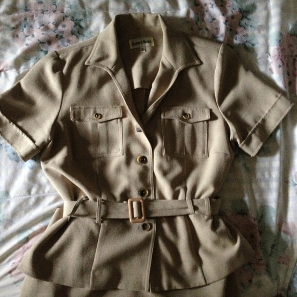 ❌SOLD IN BUNDLE❌Cute shirt and skirt set!