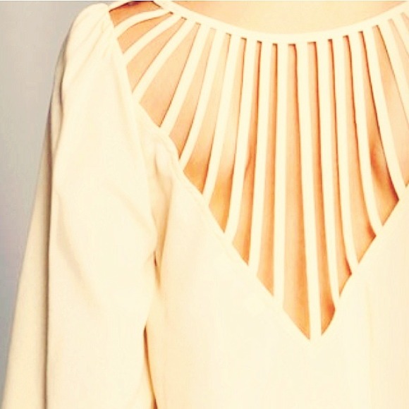 SOLD🎉2X HOST PICK🎉Beautiful top with detail - Picture 2 of 4