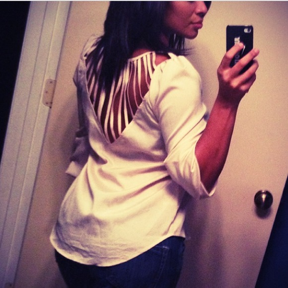 SOLD🎉2X HOST PICK🎉Beautiful top with detail - Picture 3 of 4