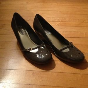 Patent leather ladies shoes!