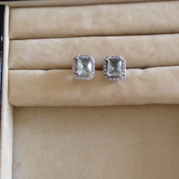 White gold , diamond , earrings.