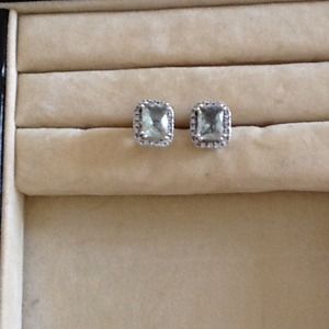 White gold , diamond , earrings.