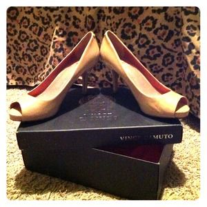 6.5 Vince Camuto nude heels