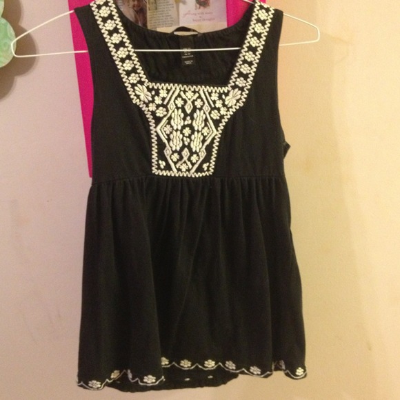 💗💗💗 cute embroidered tank!!