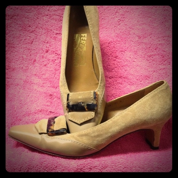 Salvatore Ferragamo Shoes - 🎉SALE🎉Vintage Salvatore Ferragamo tan pumps 7.5