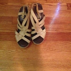 PRICE LOWERED Tan wedges 👠👠👠👠