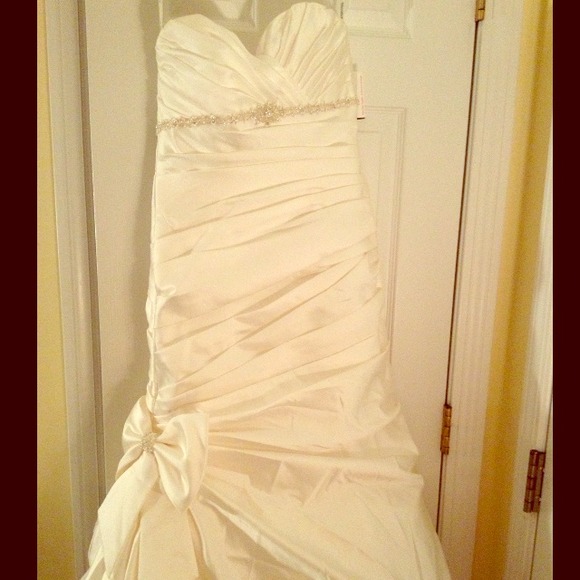 🚫SOLD🚫Beautiful sweetheart neckline satin gown