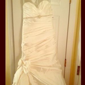 🚫SOLD🚫Beautiful sweetheart neckline satin gown