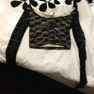 Black laced long sleeve crop top!