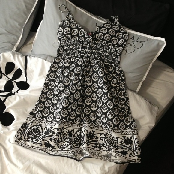 Really pretty b&w sun dress!
