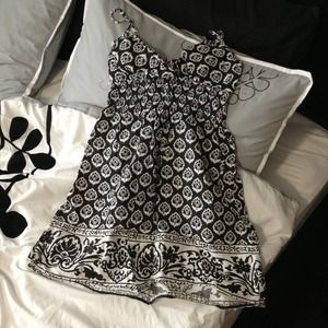Really pretty b&w sun dress!