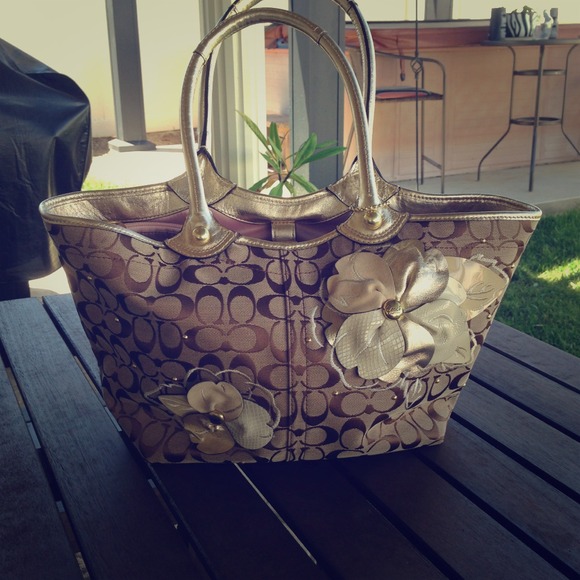 Coach Handbags - ✨Reduced 💯✔ authentic classic C coach bag