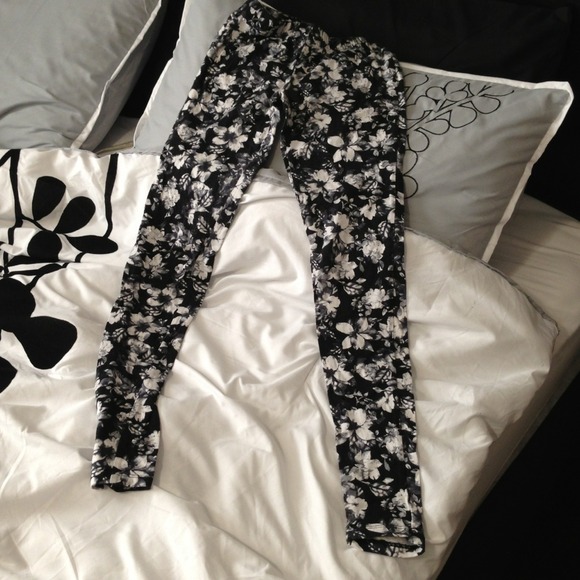 SOLD 💥 B&W floral print leggings!