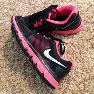 Nike black and coral dial fusion shoes