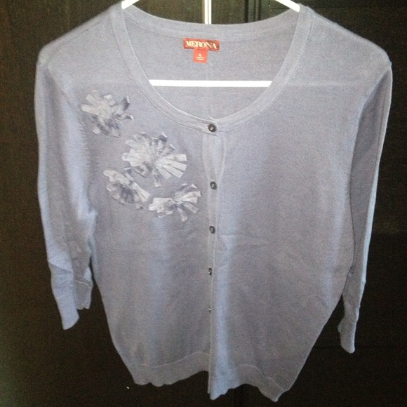 Pretty Periwinkle Cardi w/flowers. Size L - Picture 1 of 2