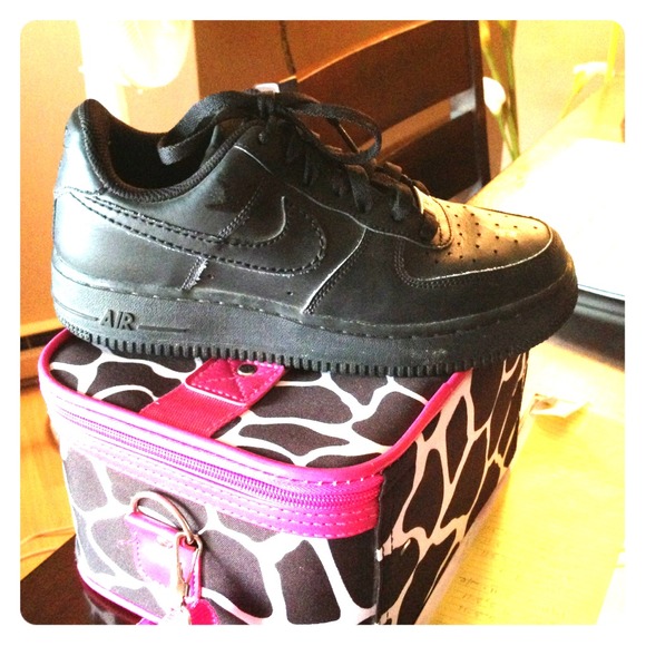 BLACK NIKE SNEAKERS