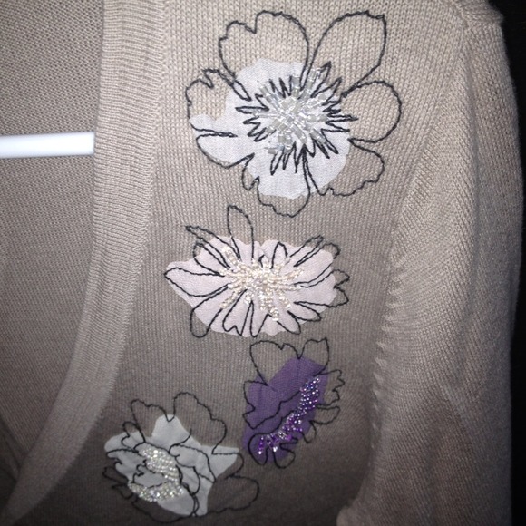 Beige cardi with embellished flowers. Size L - Picture 2 of 2