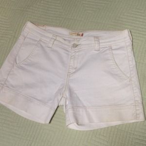 💰NEW SALE!⬇Levi's White Denim Shorts